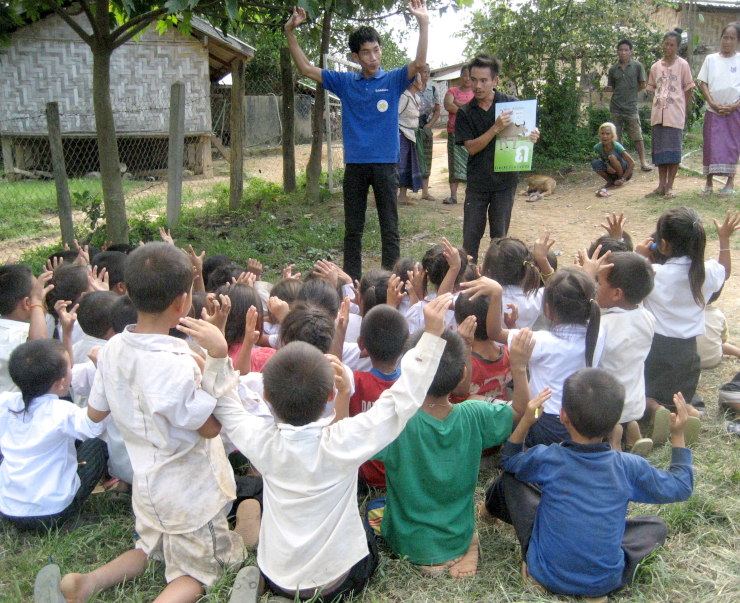 Deaf artist Suliphone teaches children words from Lao sign language