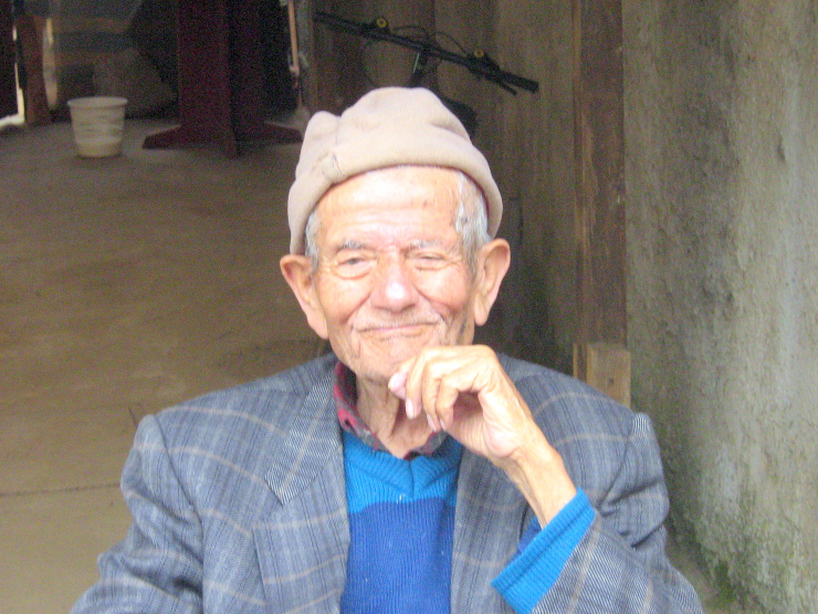 A smiling 95-year-old man from Pichilemu, Chile